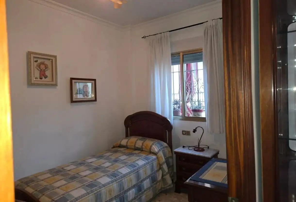 Dormitori de Casa adosada en venda en Mairena del Aljarafe amb Aire condicionat, Terrassa i Moblat