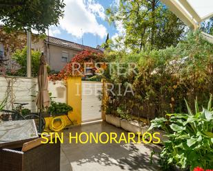 Exterior view of Single-family semi-detached for sale in  Madrid Capital  with Air Conditioner, Terrace and Balcony