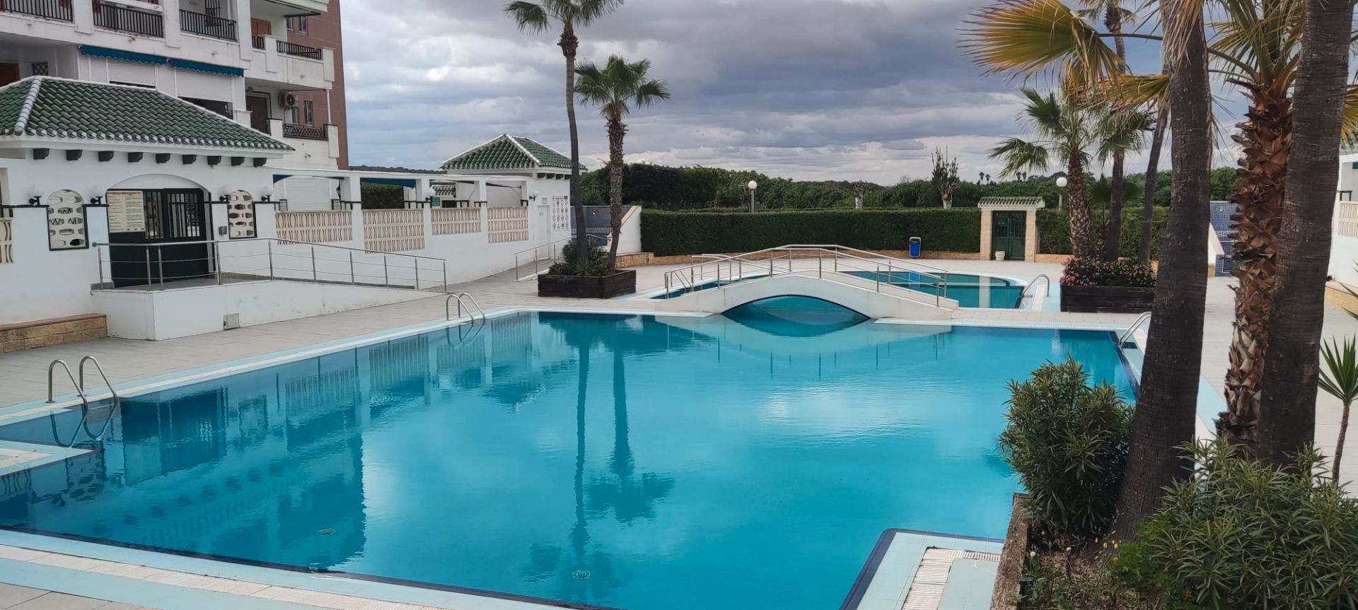 Piscina de Apartament en venda en Torrevieja amb Aire condicionat, Terrassa i Moblat