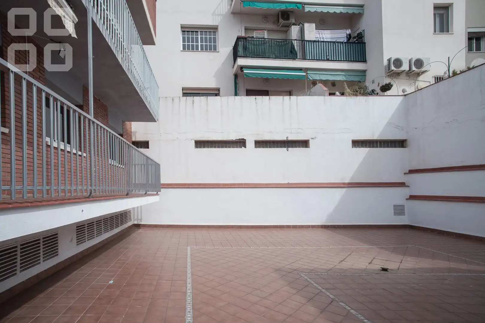 Vista exterior de Piso en venta en L'Hospitalet de Llobregat con Parquet, Terraza y Balcón