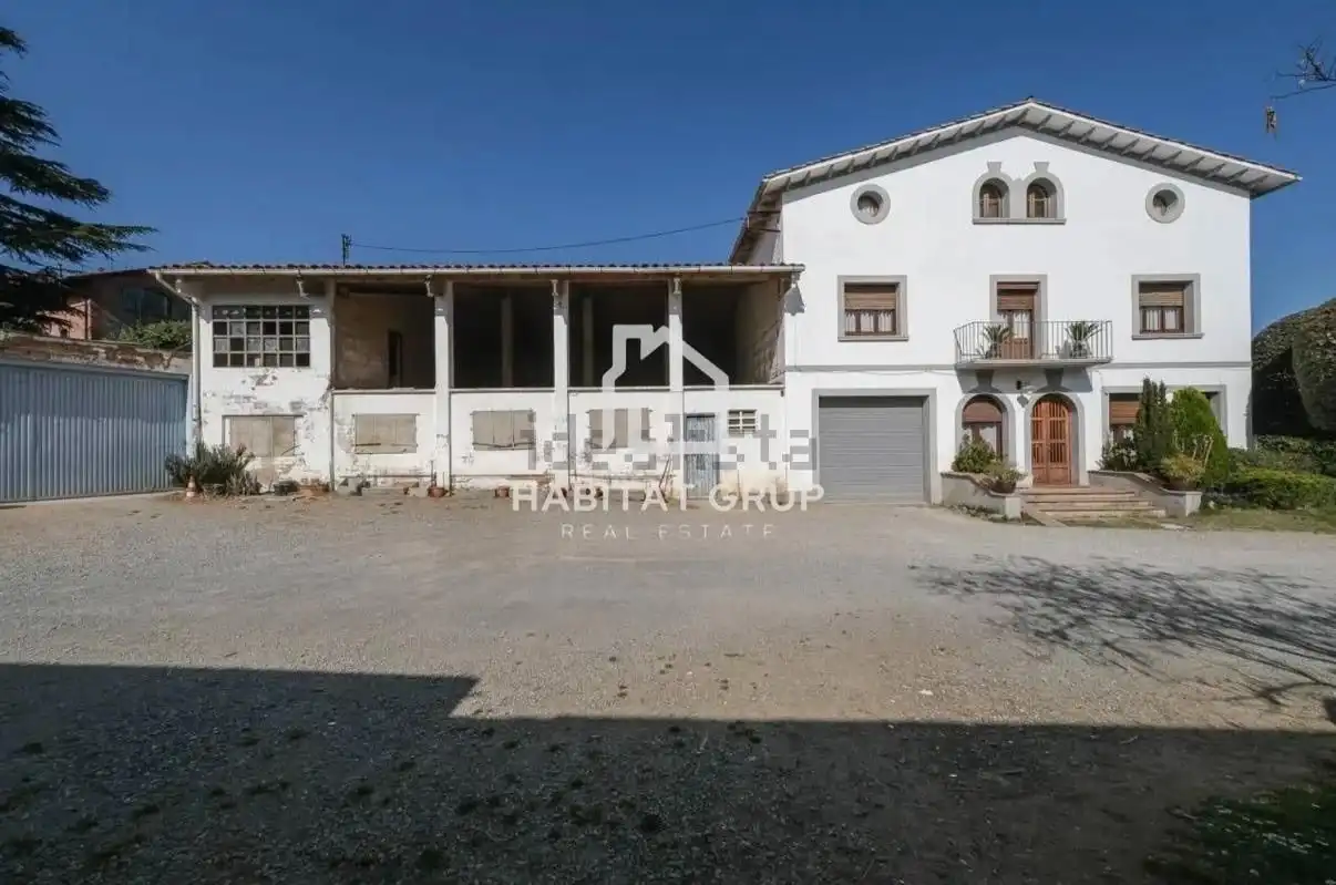 Vista exterior de Casa o xalet en venda en Torelló amb Jardí privat i Terrassa