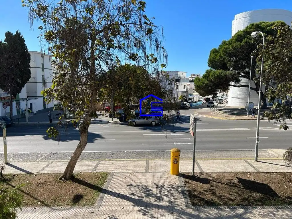 Vista exterior de Oficina en venda en El Puerto de Santa María amb Aire condicionat