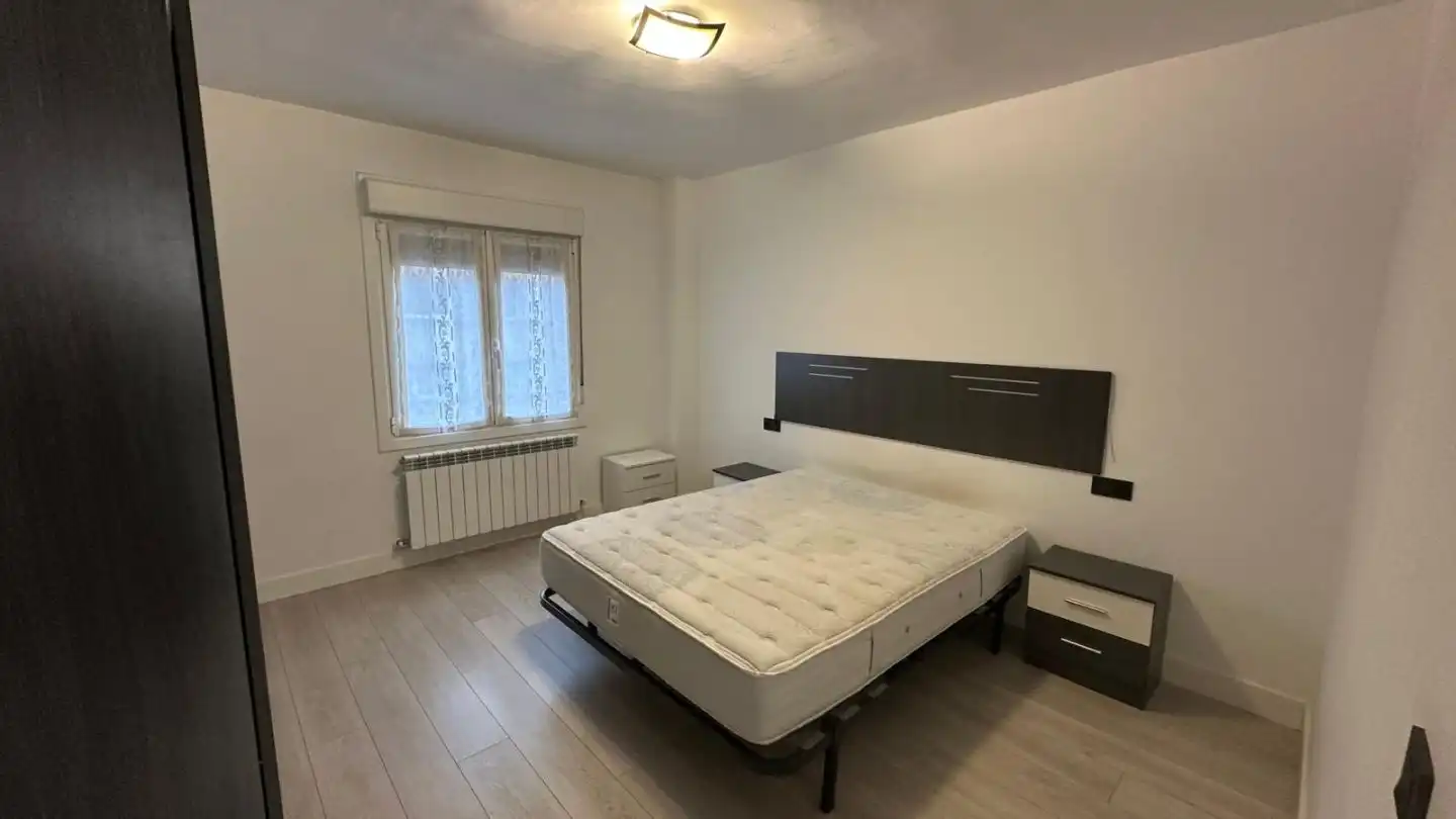 Schlafzimmer von Wohnung zum Verkauf in Vitoria - Gasteiz mit Heizung, Parkett und Möbliert