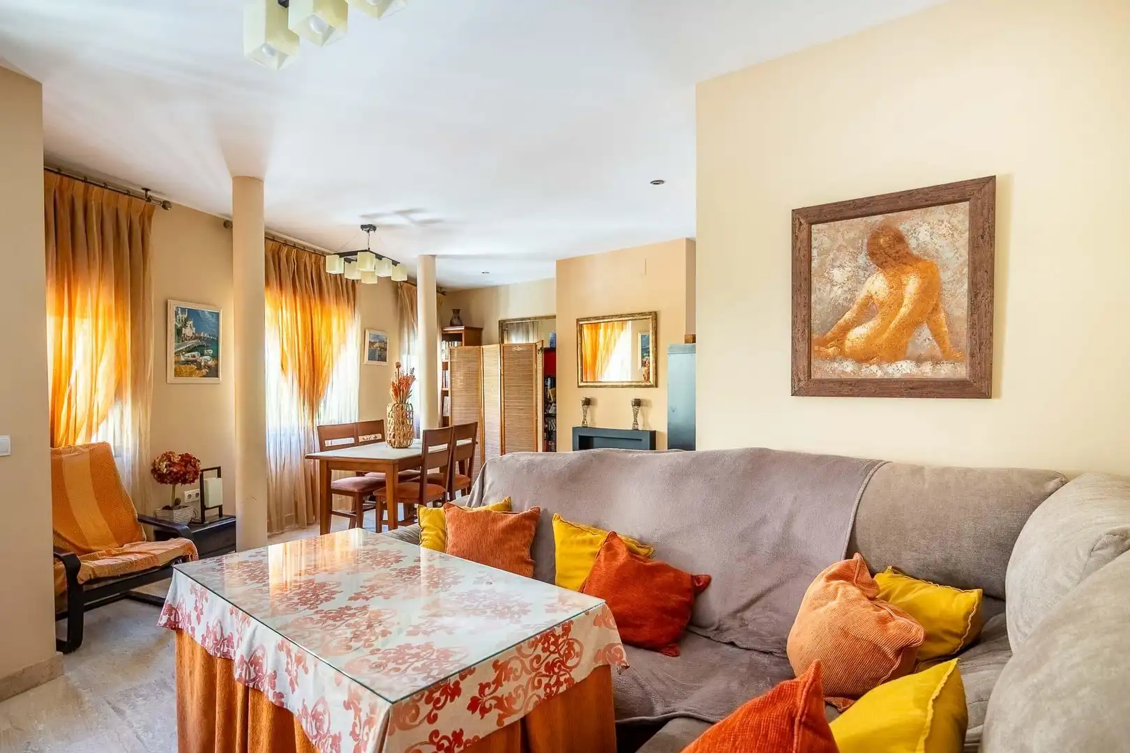 Wohnzimmer von Einfamilien-Reihenhaus zum Verkauf in Sevilla mit Klimaanlage und Abstellraum