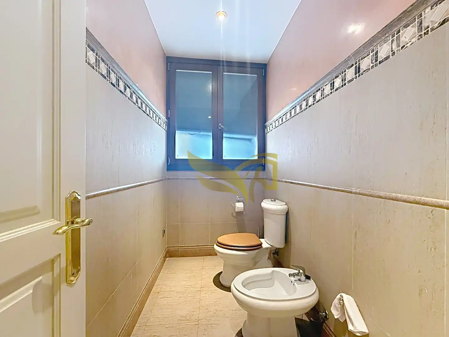 Badezimmer von Einfamilien-Reihenhaus zum Verkauf in Sevilla mit Klimaanlage, Heizung und Privatgarten