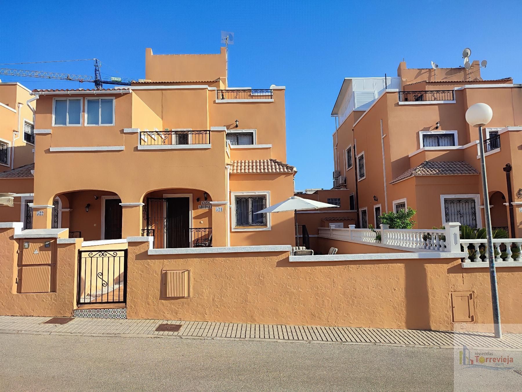 Vista exterior de Casa o xalet en venda en Orihuela amb Piscina comunitària
