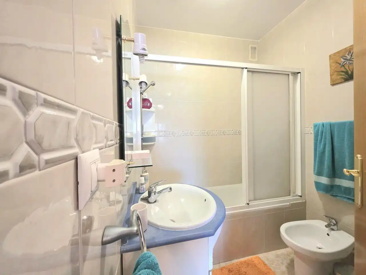 Badezimmer von Einfamilien-Reihenhaus zum Verkauf in Huércal-Overa mit Klimaanlage, Heizung und Terrasse