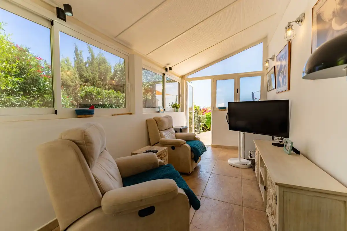 Sala d'estar de Casa o xalet en venda en Estepona amb Aire condicionat, Jardí privat i Terrassa