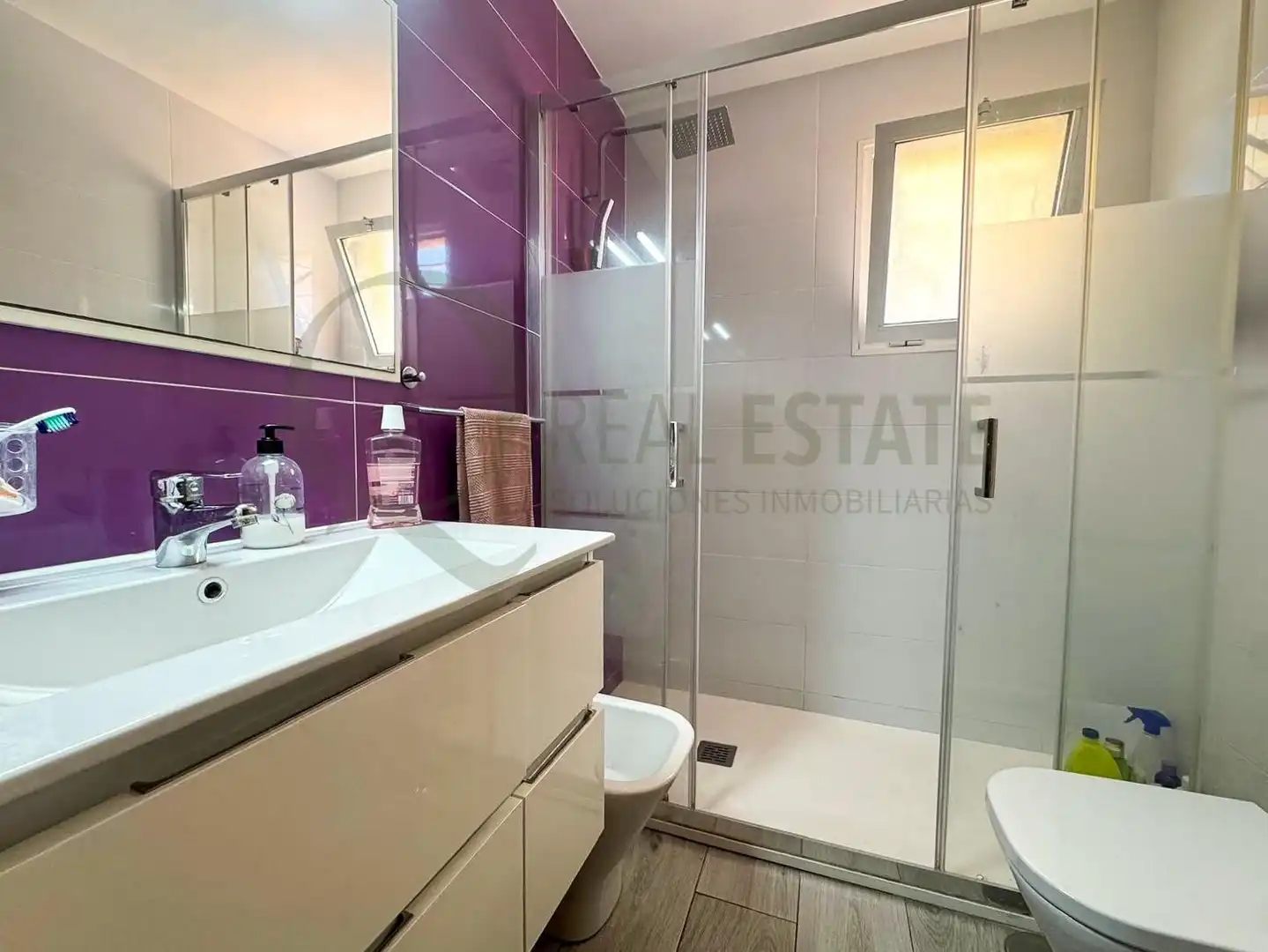 Badezimmer von Erdgeschoss zum Verkauf in Alicante / Alacant mit Klimaanlage, Heizung und Privatgarten