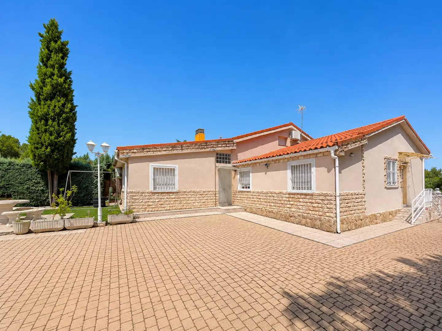 Vista exterior de Casa o chalet en venta en Nuevo Baztán con Aire acondicionado, Calefacción y Jardín privado