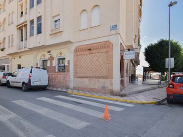 Locale commerciale in vendita a Calle reina fabiola
