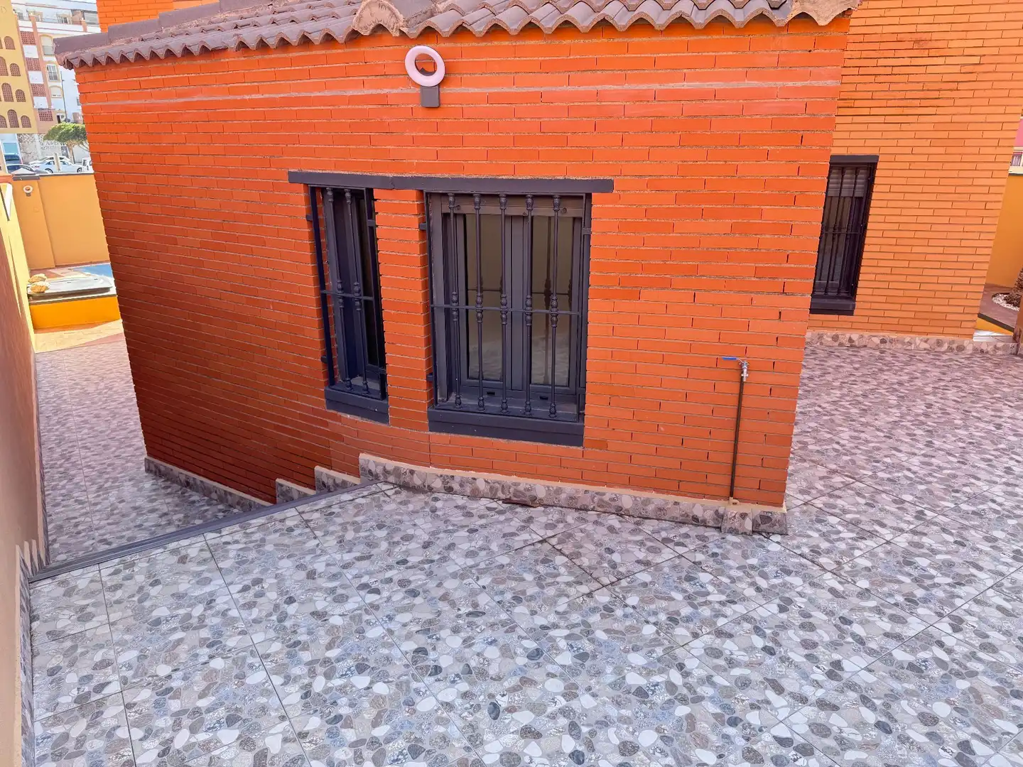 Vista exterior de Casa o chalet en venta en Roquetas de Mar con Aire acondicionado, Jardín privado y Terraza