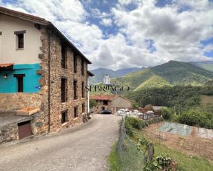 Vista exterior de Edifici en venda en Vega de Liébana