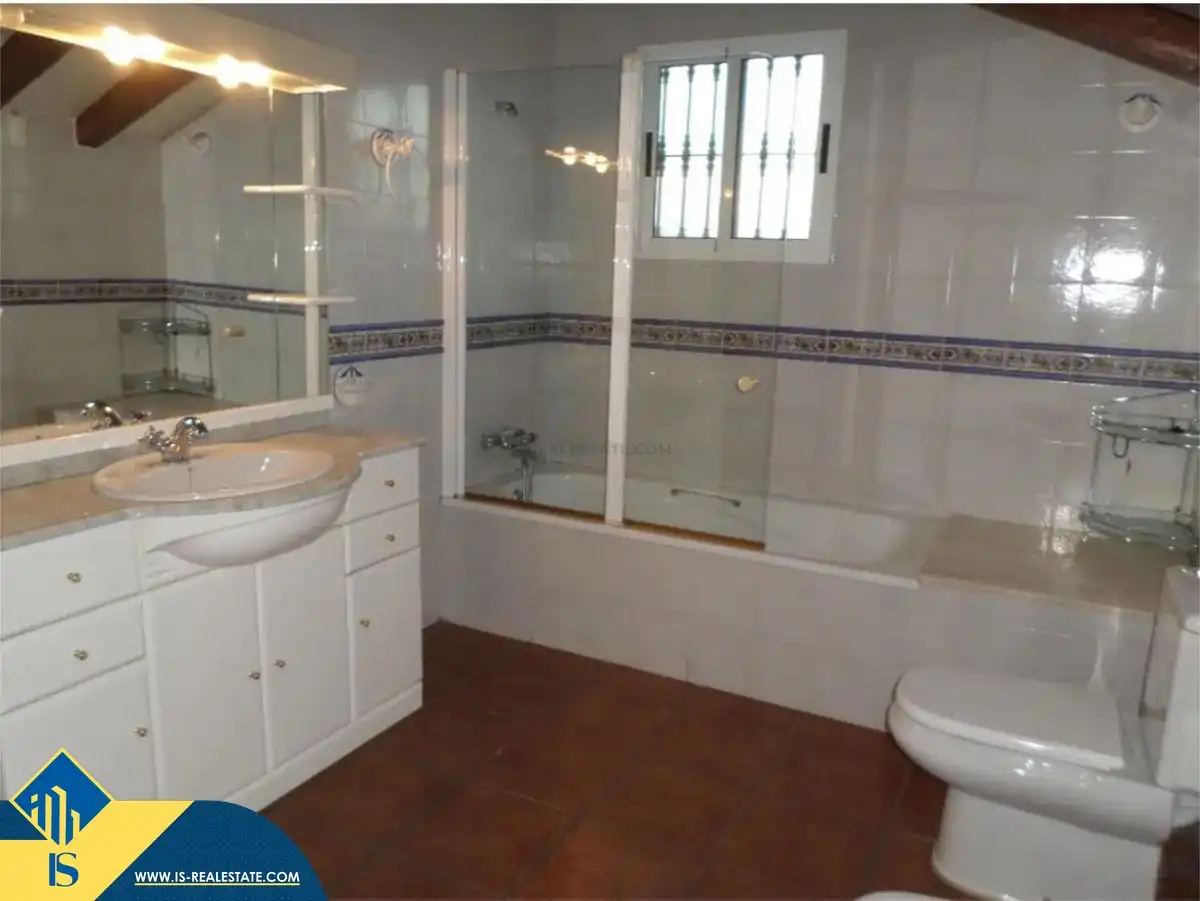 Bathroom of Houses for sale in Redován  with Air Conditioner, Private garden and Terrace