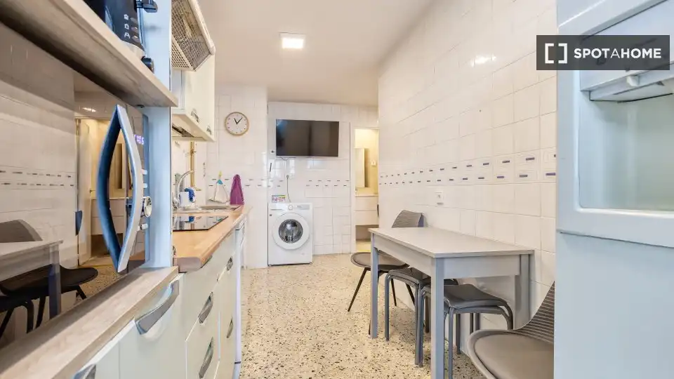 Kitchen of Flat for share in Madrid  with Air Conditioner, Terrace and Furnished