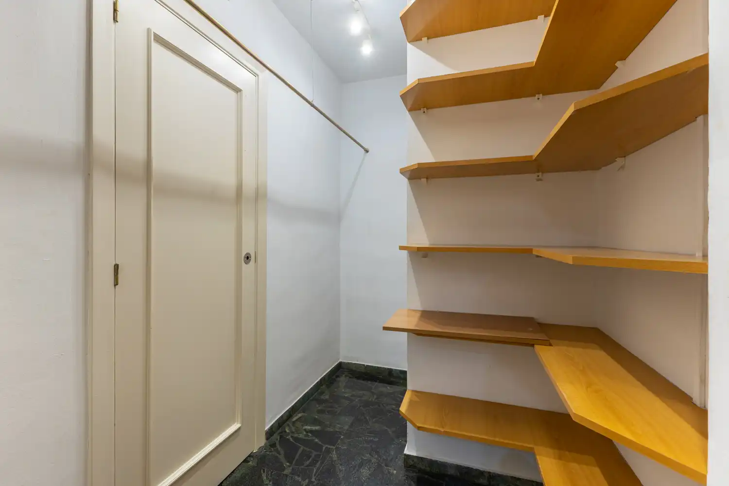 Flat for sale in Valencia  with Air Conditioner, Heating and Balcony