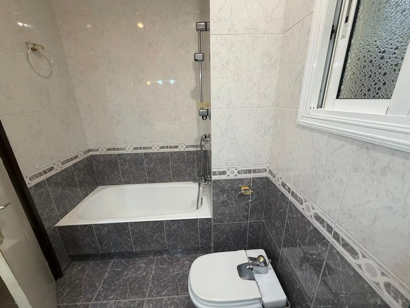 Bathroom of Flat for sale in Barcelona  with Heating and Balcony