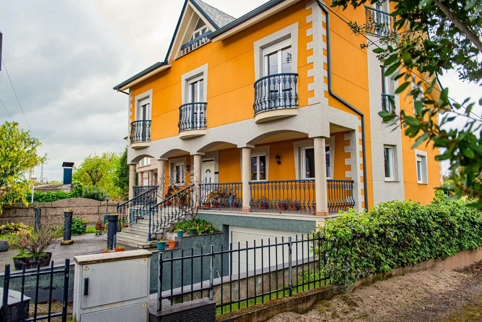 Vista exterior de Casa o chalet en venta en Ponferrada con Calefacción, Jardín privado y Terraza