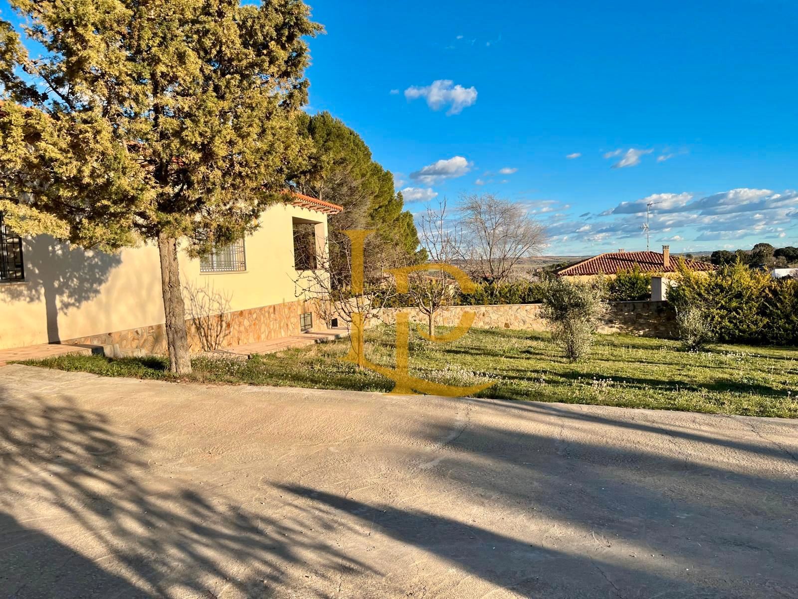 Vista exterior de Casa o xalet en venda en Villar de Cañas amb Aire condicionat, Calefacció i Jardí privat