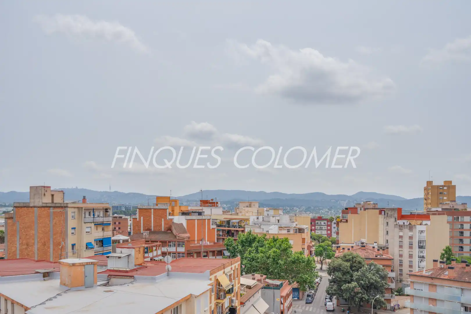 Vista exterior de Ático en venta en Rubí con Calefacción, Terraza y Horno