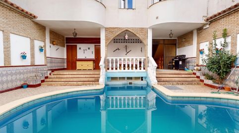 Casa en la ViñuelaRescatado con piscina propia, 2 pisos, cocheras y mucho más.