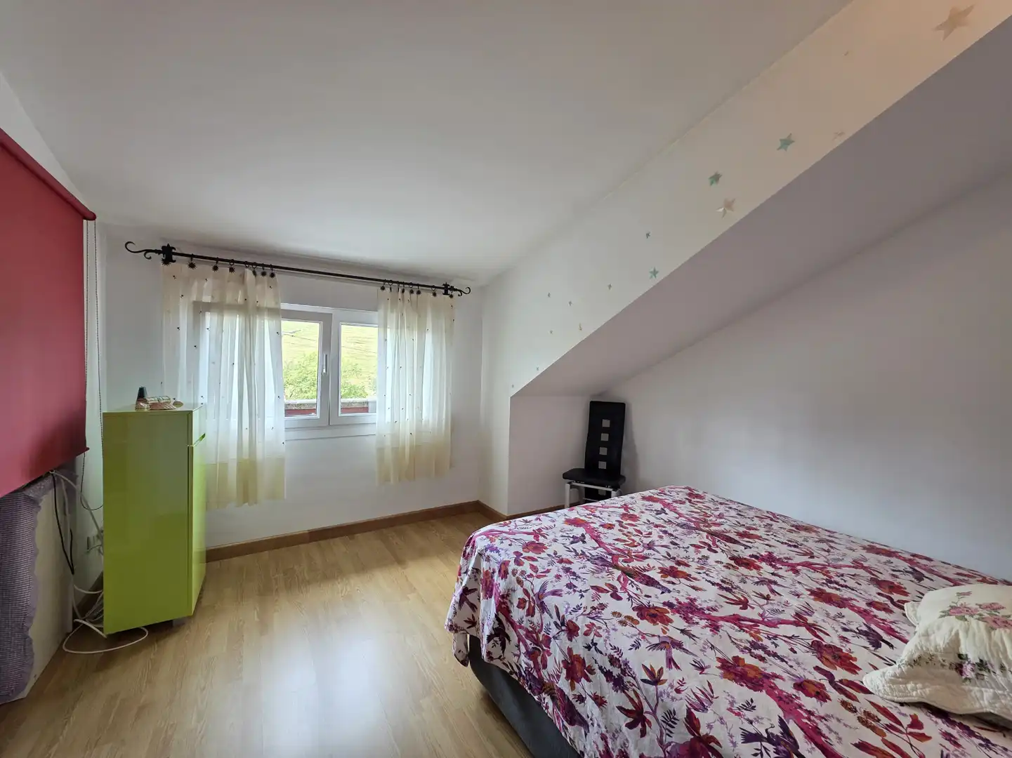 Schlafzimmer von Wohnung zur Miete in Nava mit Heizung