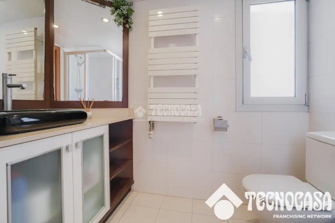 Badezimmer von Wohnung zum Verkauf in Barcelona mit Klimaanlage, Abstellraum und Balkon