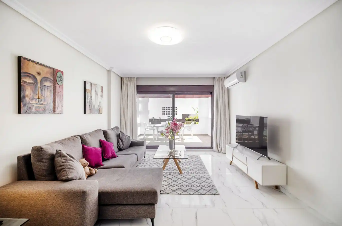 Wohnzimmer von Wohnung zum Verkauf in Marbella mit Klimaanlage, Heizung und Privatgarten