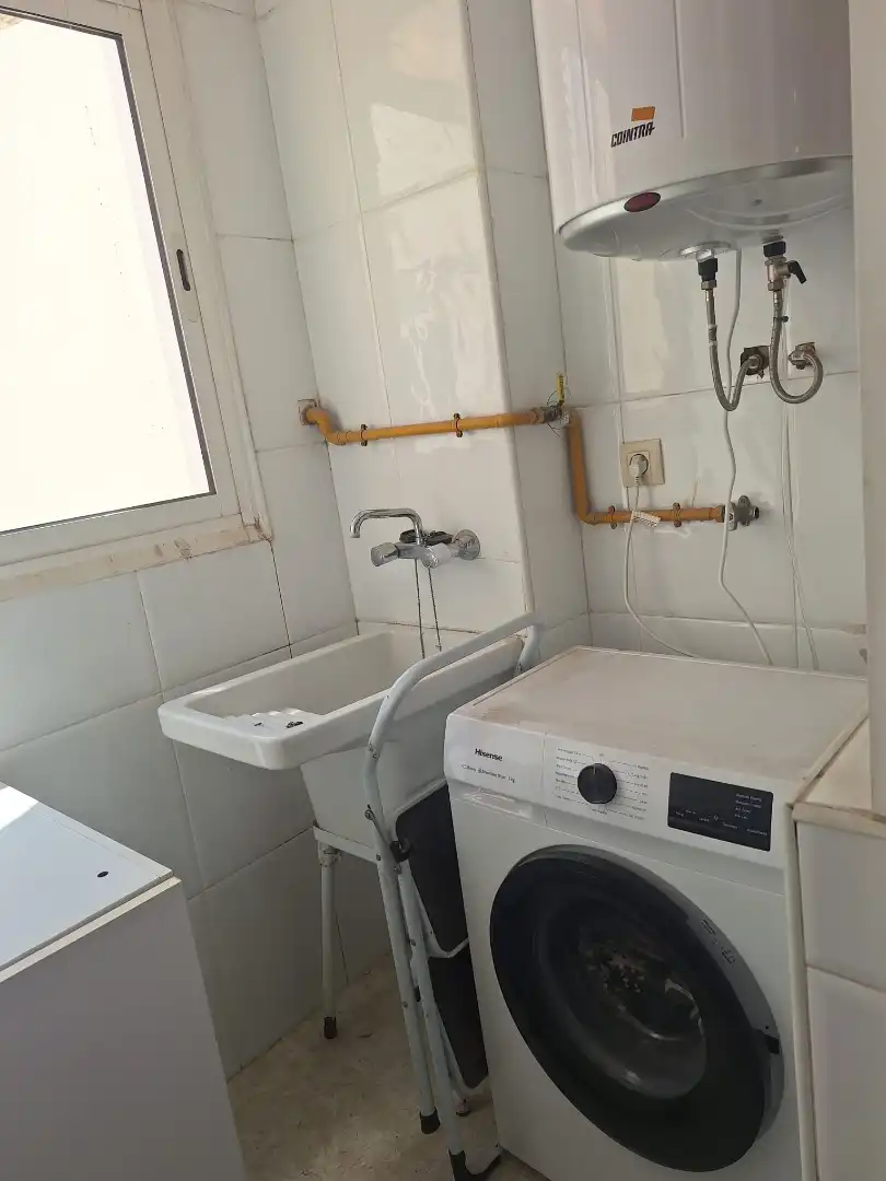 Badezimmer von Wohnung zur Miete in Valencia mit Ofen und Waschmaschine