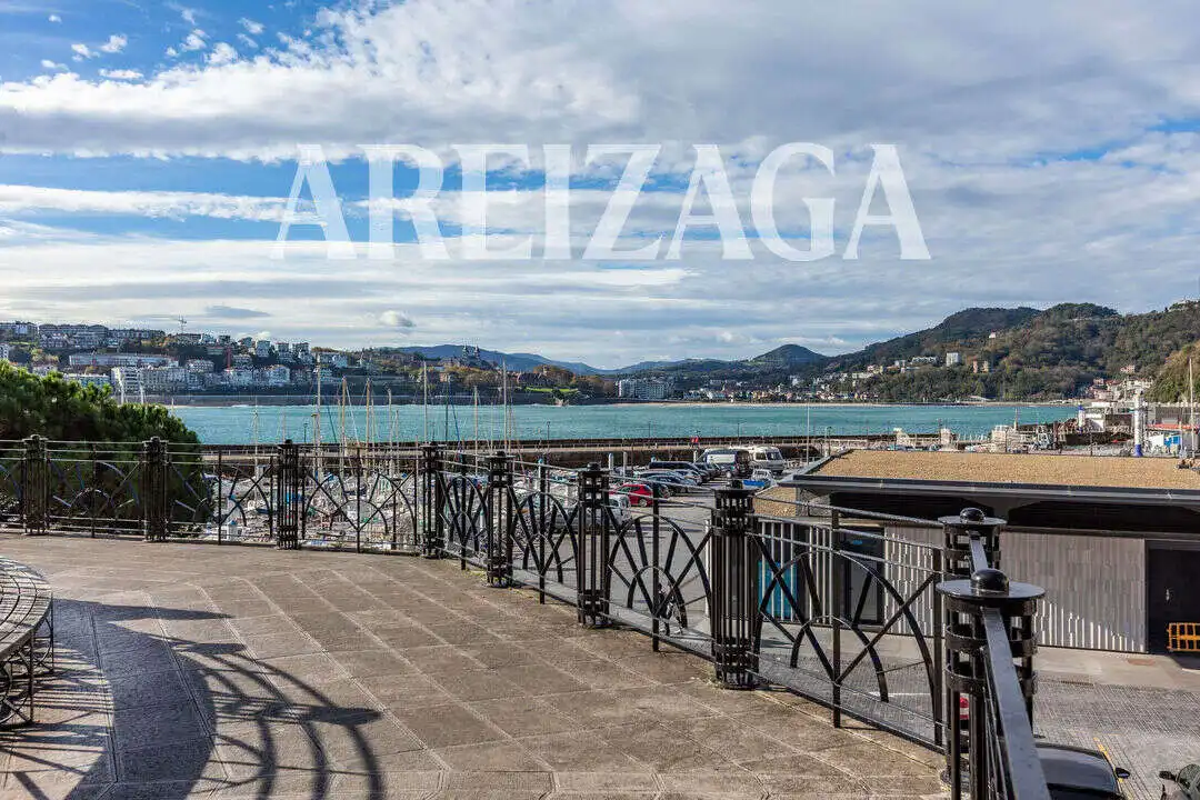 Vista exterior de Pis en venda en Donostia - San Sebastián  amb Calefacció