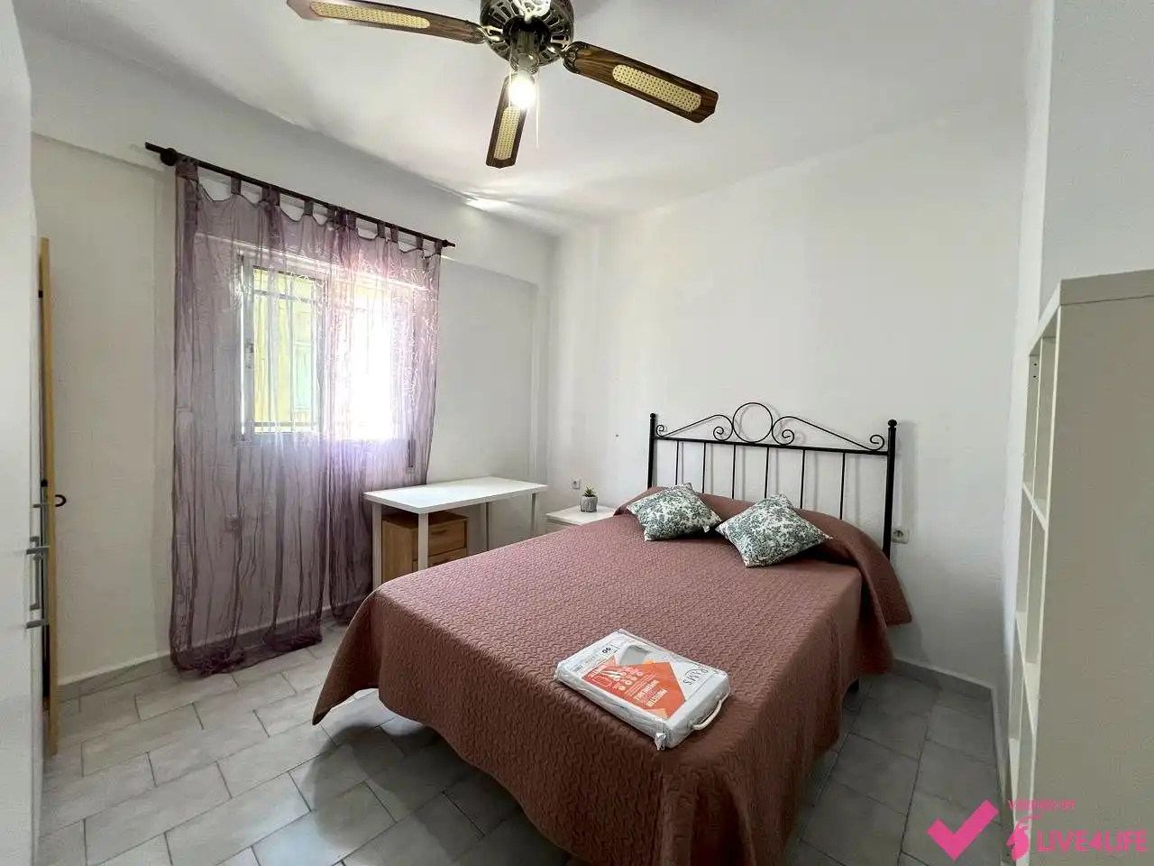 Bedroom of Flat for share in Sevilla  with Air Conditioner, Heating and Furnished