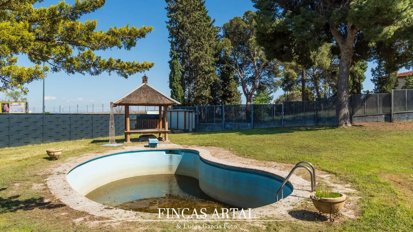 Piscina de Casa o chalet en venta en Zaragoza con Aire acondicionado, Calefacción y Jardín privado