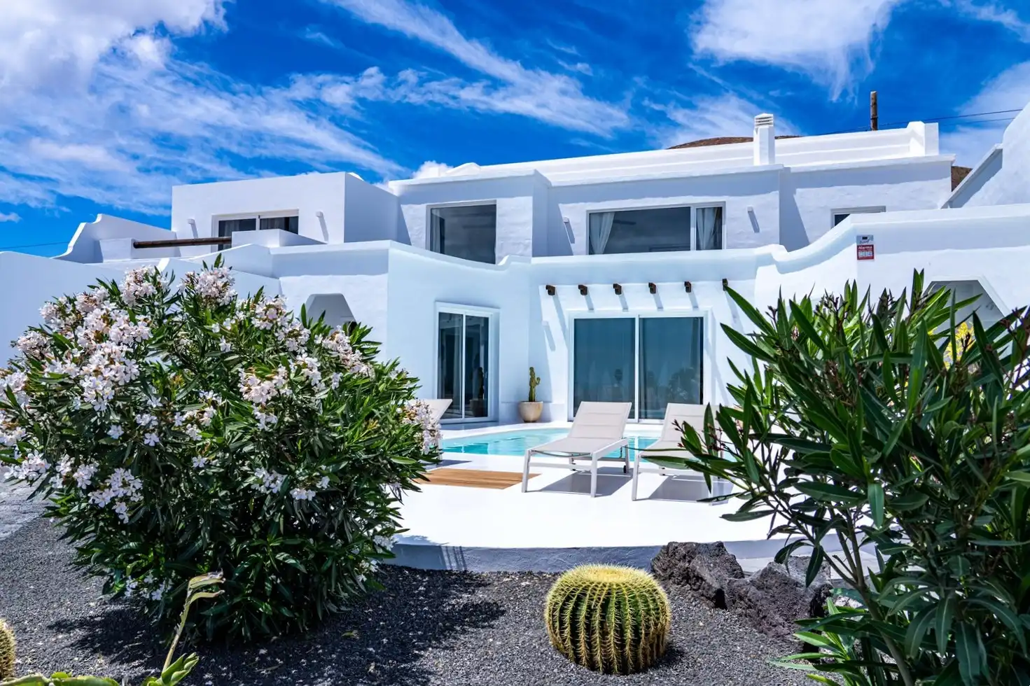 Vista exterior de Casa adosada en venda en Teguise amb Jardí privat, Terrassa i Piscina