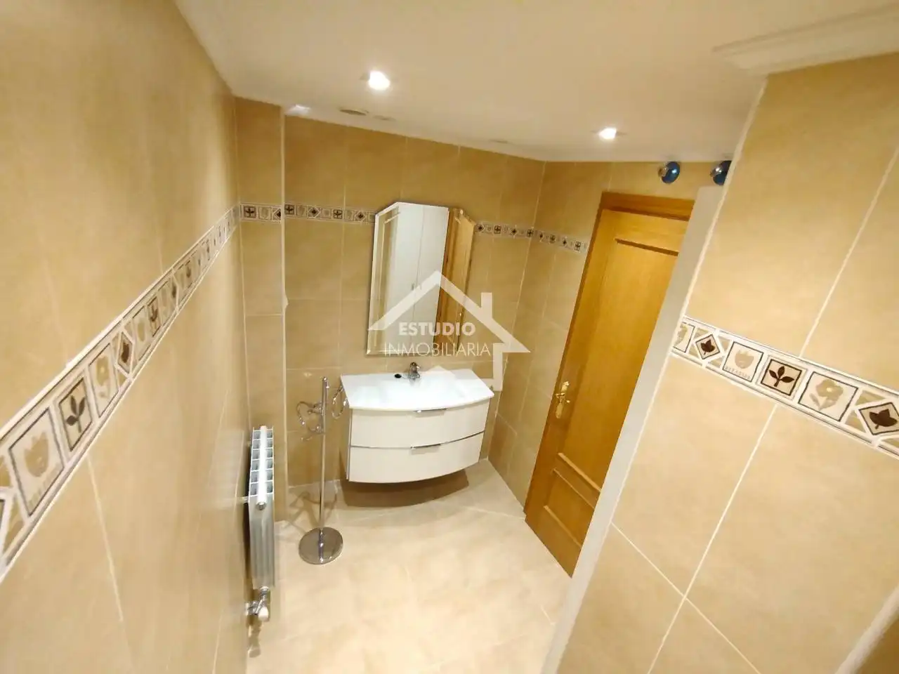 Badezimmer von Wohnung zum Verkauf in Oyón-Oion mit Heizung, Abstellraum und Balkon