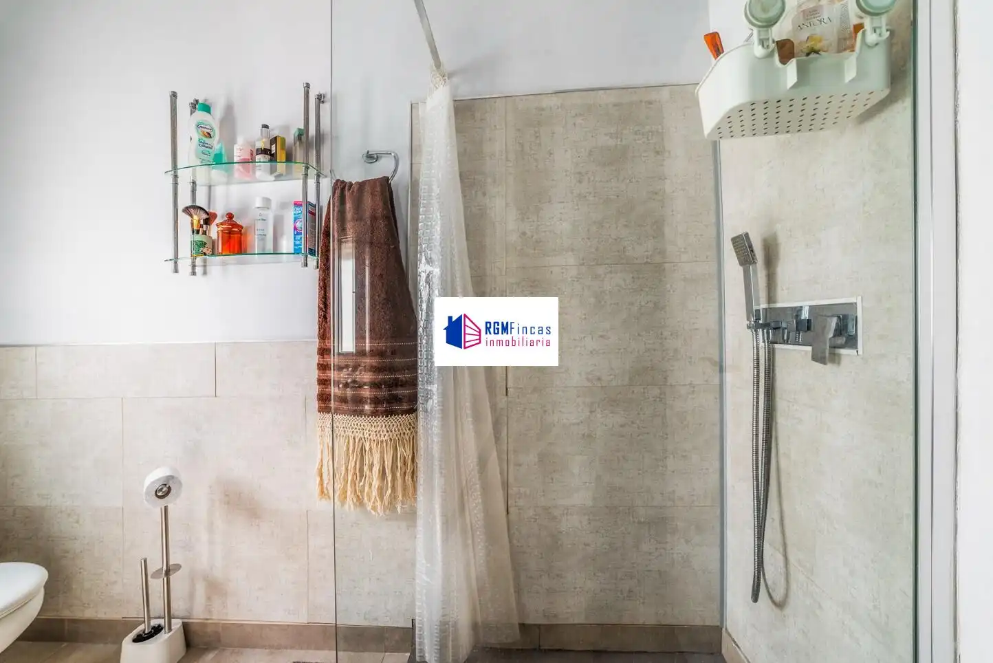 Bathroom of Flat for sale in Sevilla  with Air Conditioner and Storage room