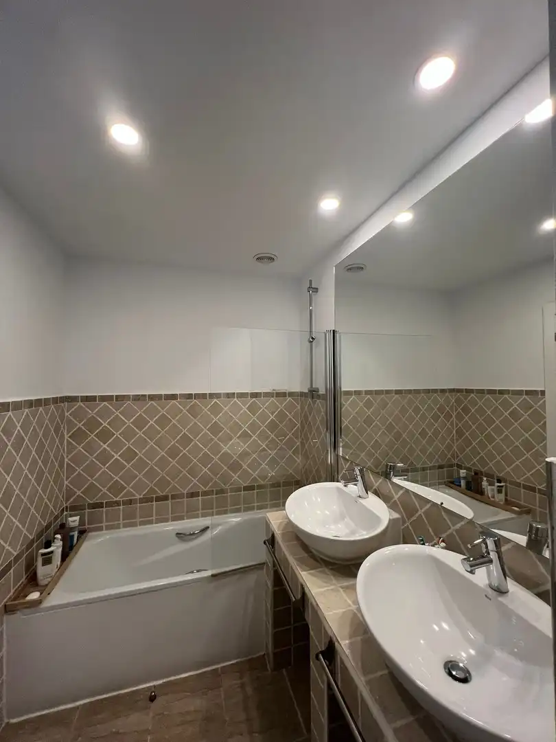 Badezimmer von Wohnung zur Miete in Estepona mit Klimaanlage, Heizung und Terrasse