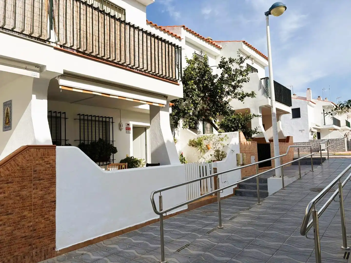 Vista exterior de Casa adosada en venda en Almonte amb Terrassa i Balcó
