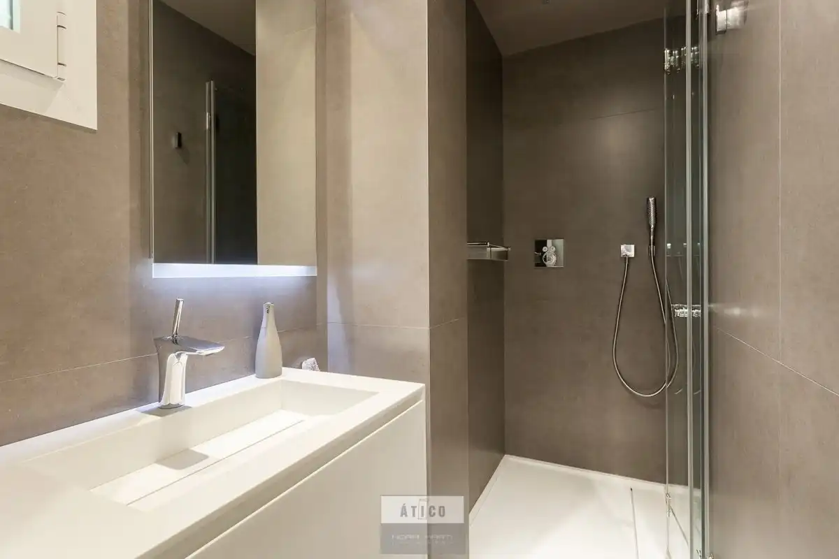 Badezimmer von Dachboden zum Verkauf in Barcelona mit Klimaanlage, Heizung und Terrasse