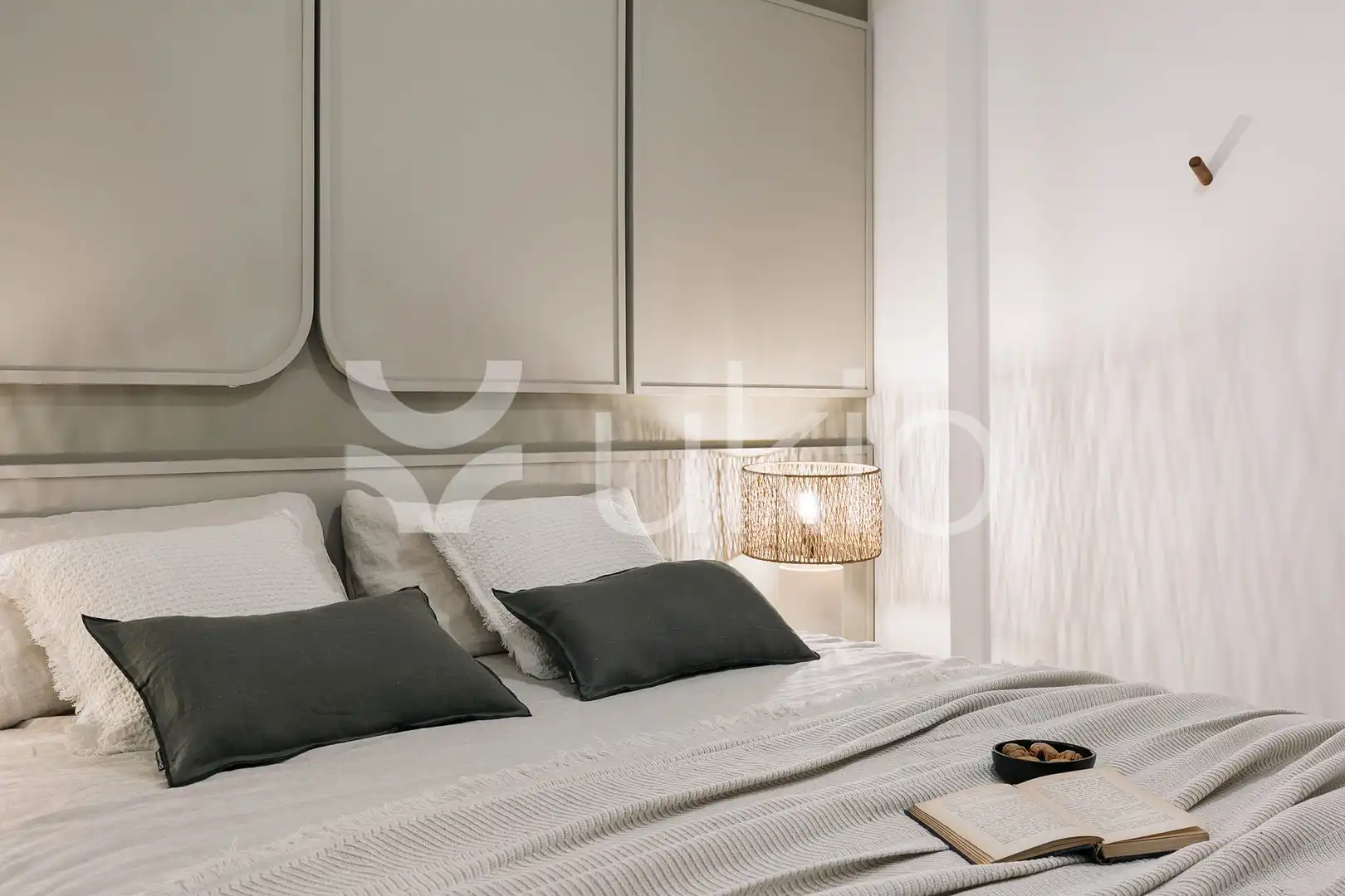 Dormitori de Apartament de lloguer en Barcelona amb Aire condicionat, Calefacció i Moblat