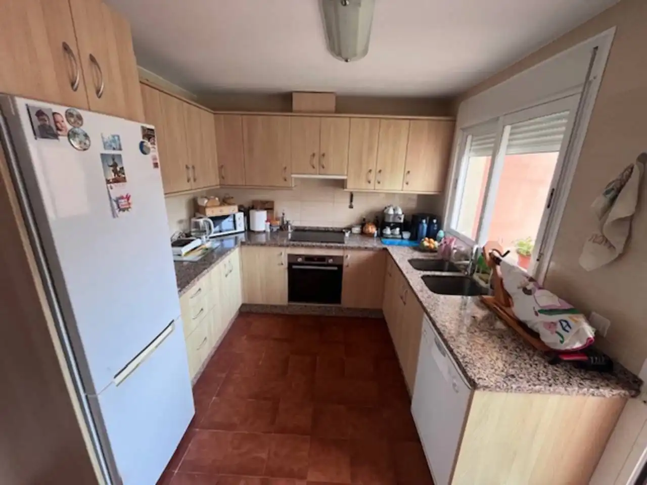 Küche von Einfamilien-Reihenhaus zum Verkauf in Estepona mit Klimaanlage, Privatgarten und Parkett