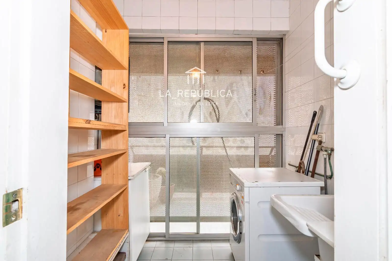 Baño de Piso en venta en Barcelona con Calefacción, Terraza y Horno