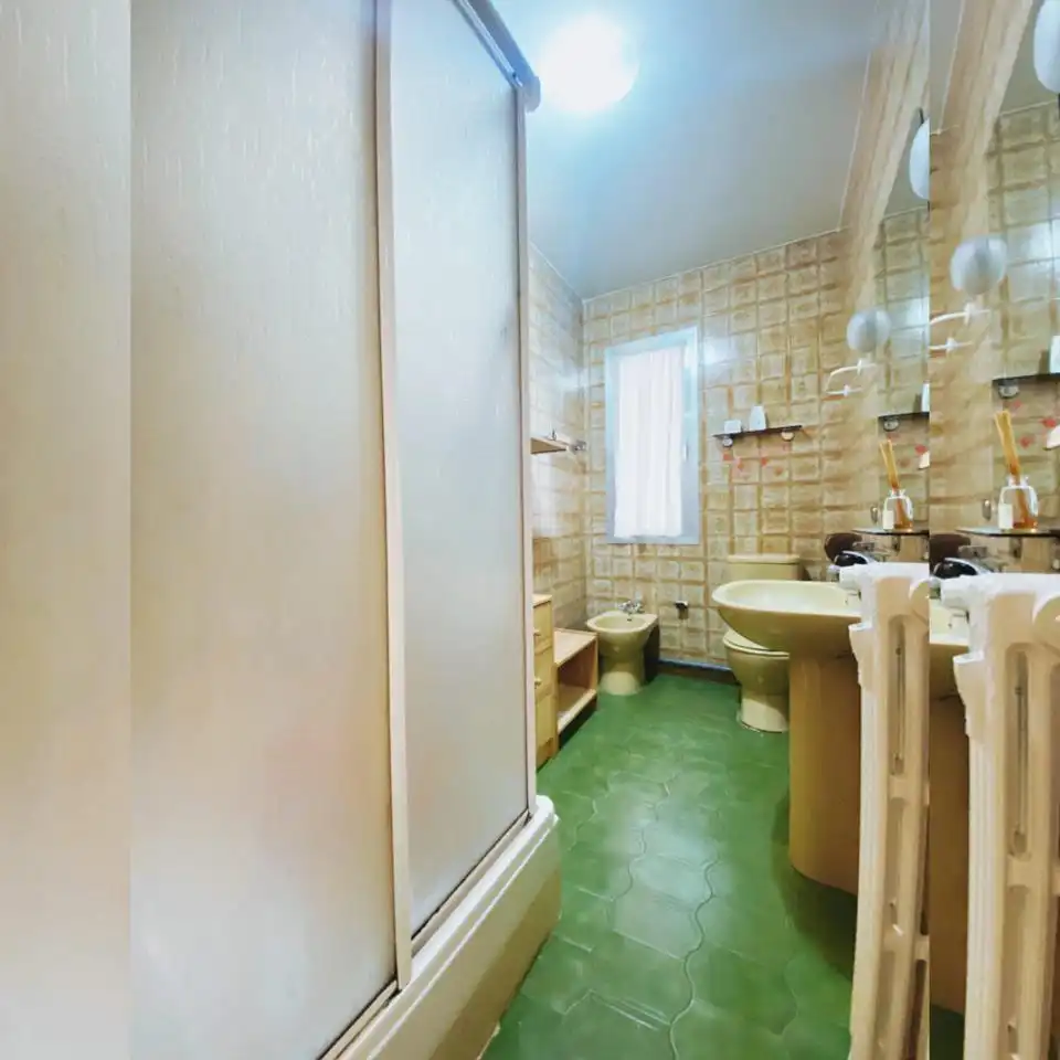 Baño de Piso de alquiler en Madrid con Calefacción, Terraza y Amueblado