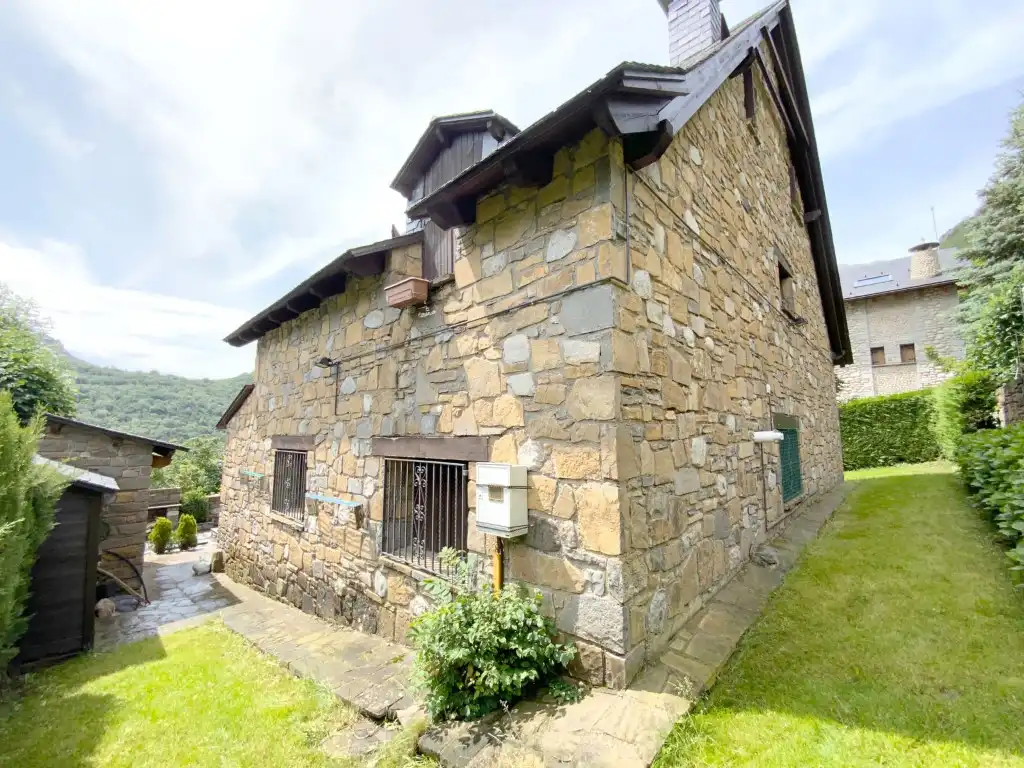 Vista exterior de Casa o xalet en venda en Sahún amb Jardí privat