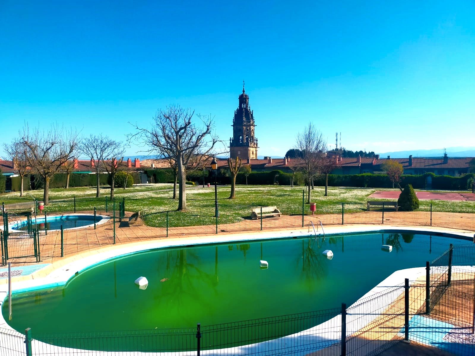 Piscina de Pis en venda en Haro amb Calefacció, Terrassa i Moblat