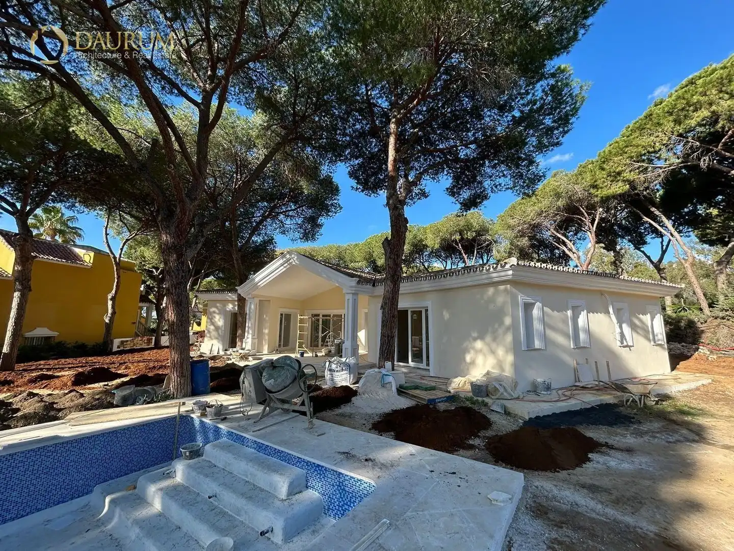 Vista exterior de Casa o xalet en venda en Marbella amb Aire condicionat i Jardí privat