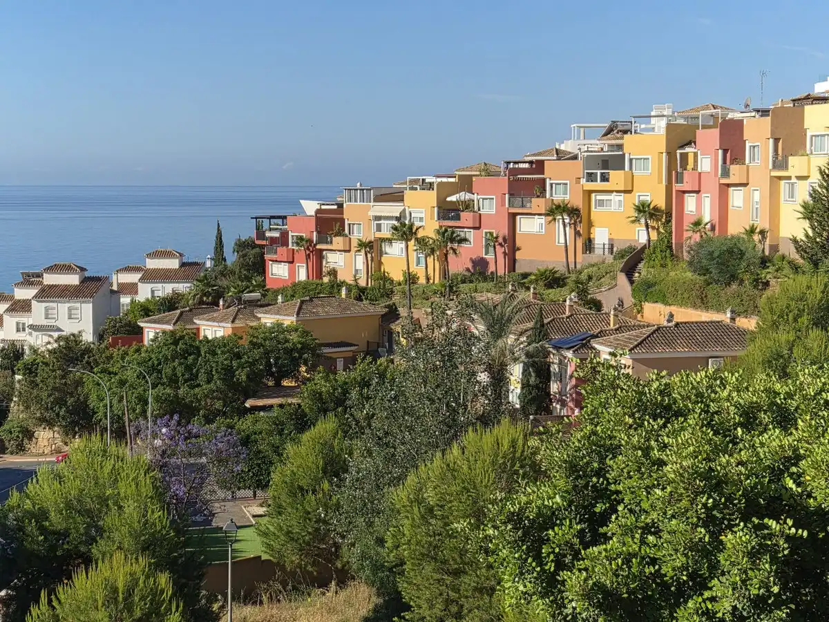 Außenansicht von Einfamilien-Reihenhaus zum Verkauf in Benalmádena mit Klimaanlage, Heizung und Privatgarten