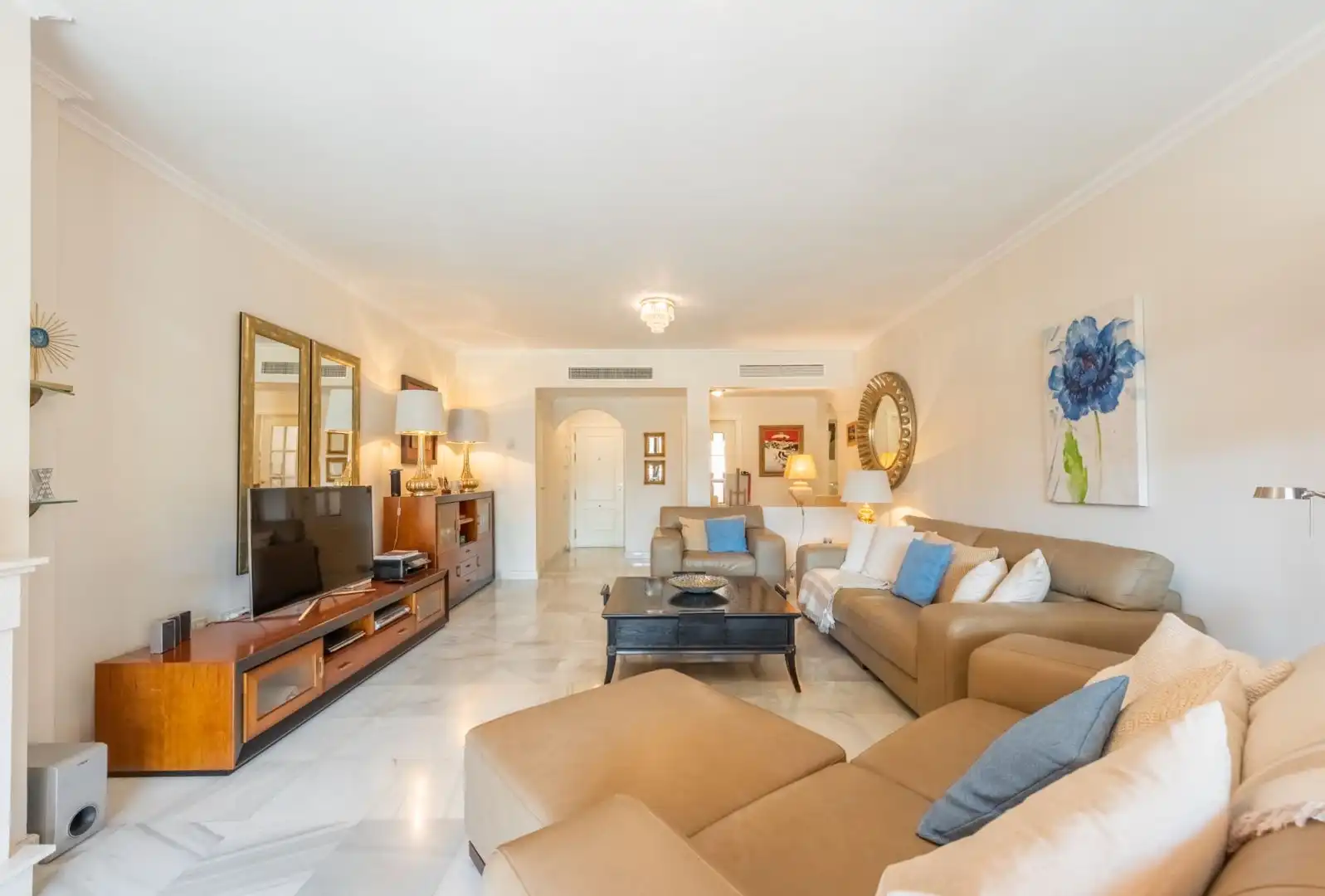 Sala d'estar de Apartament en venda en Estepona amb Terrassa, Traster i Moblat