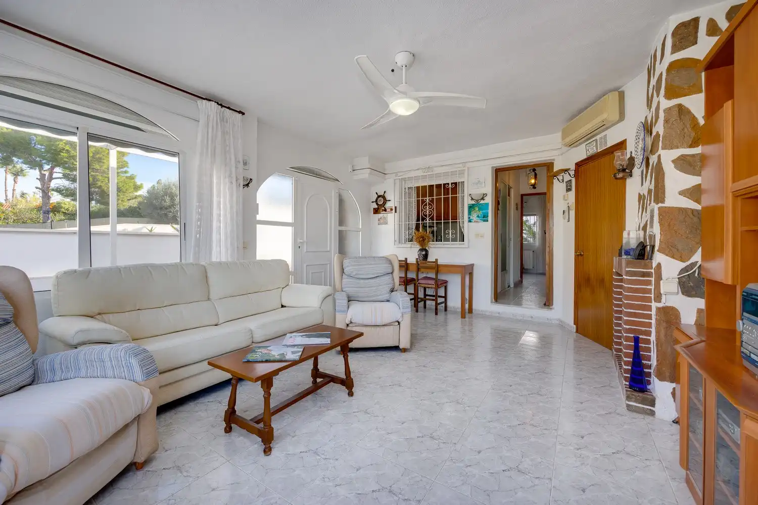 Sala de estar de Casa adosada en venta en Torrevieja con Aire acondicionado, Calefacción y Jardín privado