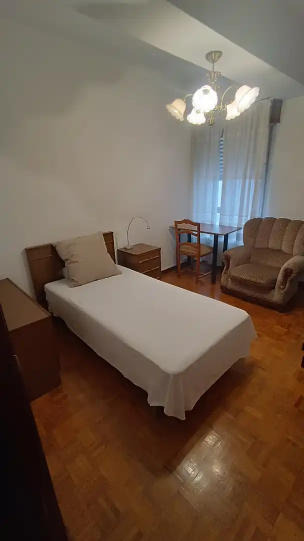 Dormitori de Pis per a compartir en Ourense Capital  amb Calefacció, Parquet i Moblat