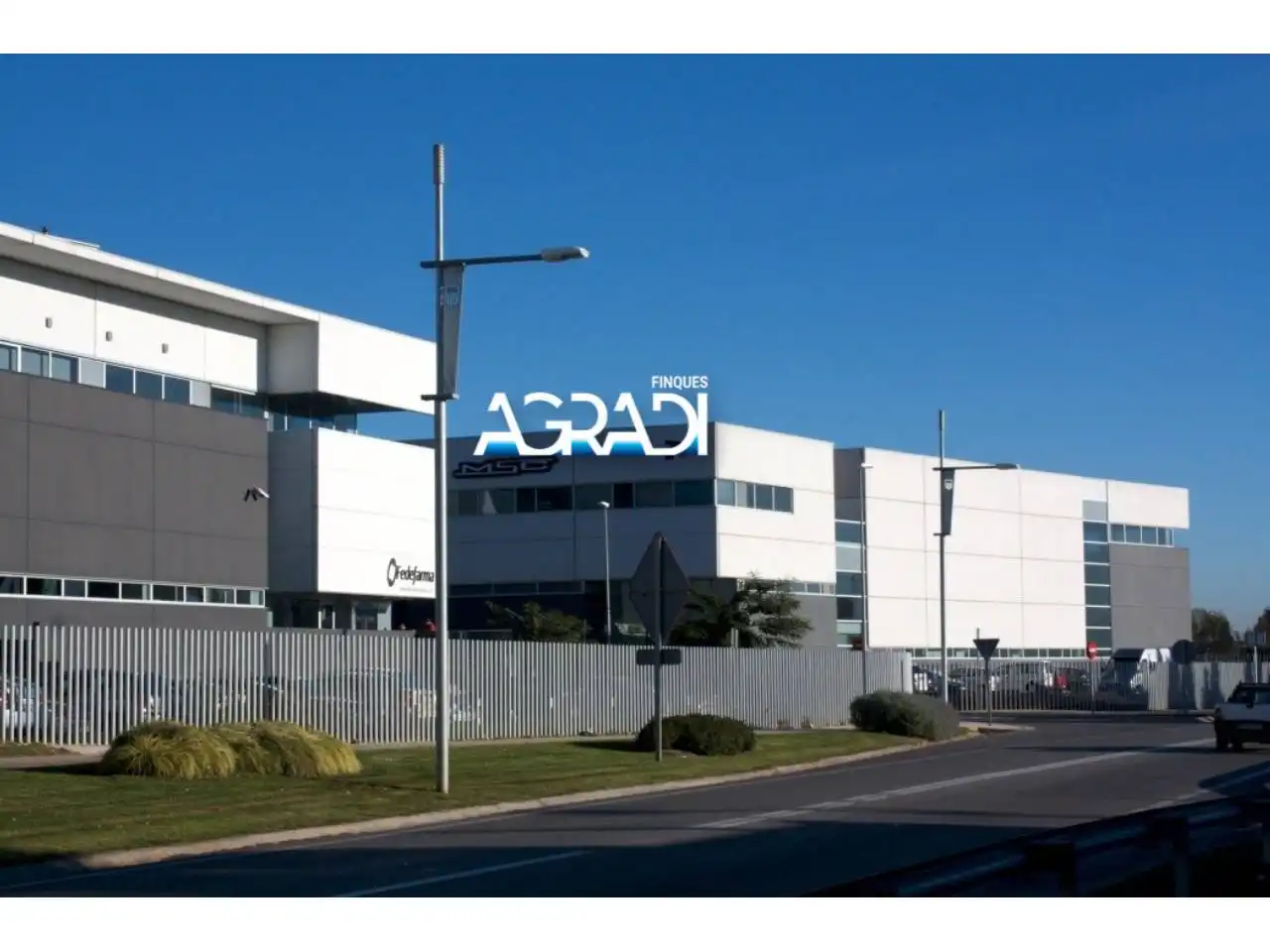 Vista exterior de Nau industrial de lloguer en Gavà amb Calefacció i Alarma